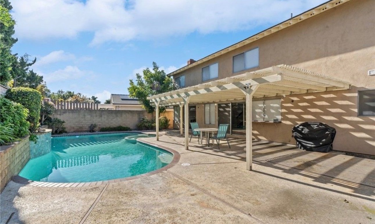 Building Photo - 17552 Wayne Ave