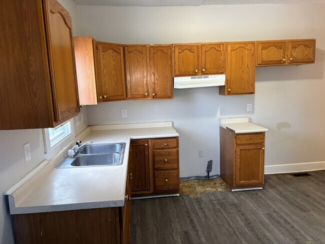 Building Photo - 2307 N Kenwood Ave