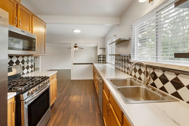 Building Photo - Spacious 5 Bedroom with Huge yard and 3 fireplaces