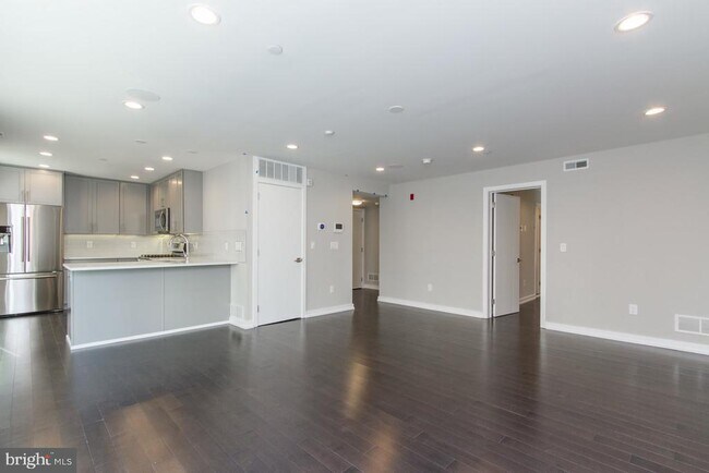 Building Photo - 716 S Sartain St