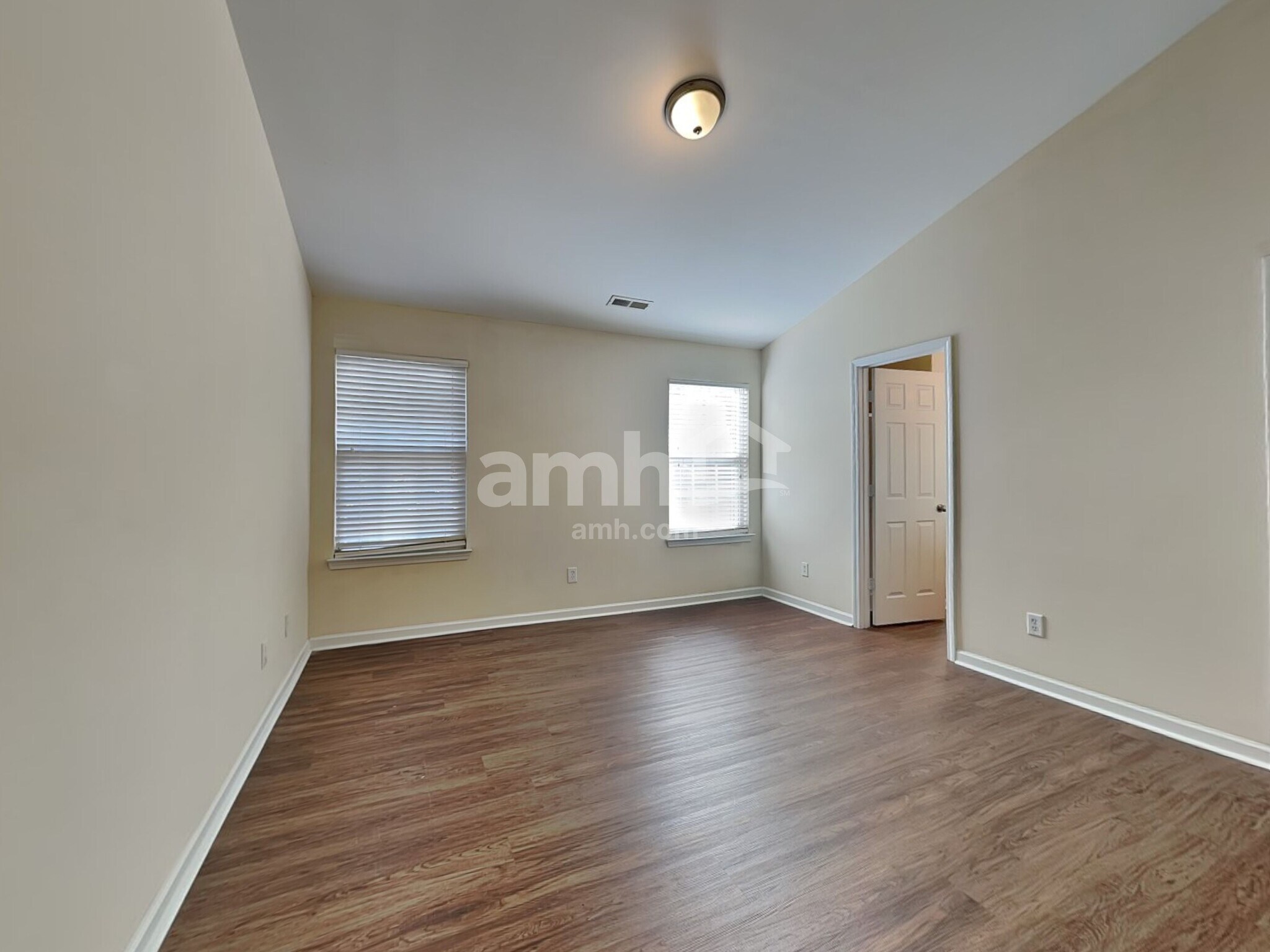 Building Photo - 204 Cloverdale Dr