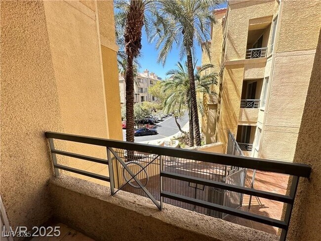 Building Photo - 270 E Flamingo Rd