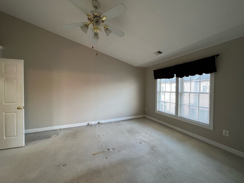 Building Photo - 945 Harrison Cir