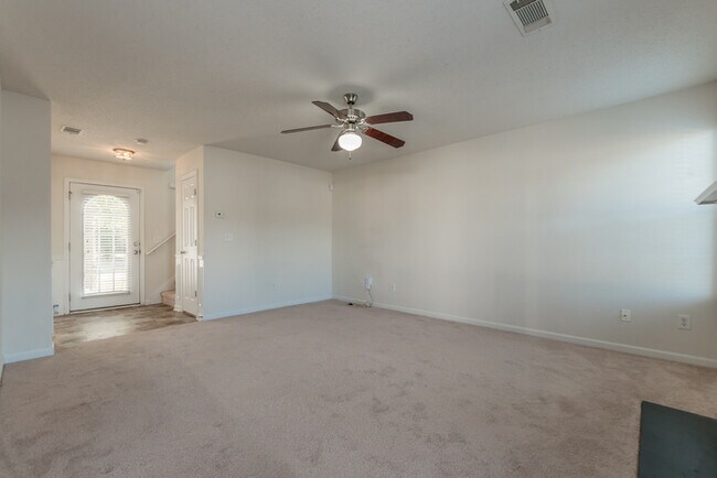 Building Photo - Spacious 4 bedroom 2.5 bath
