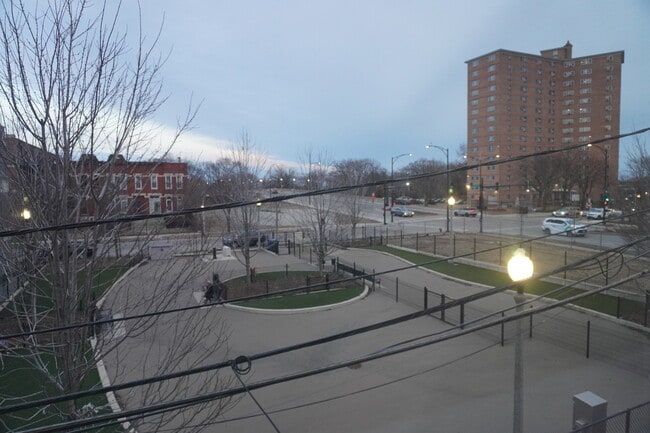 Building Photo - 867 E Pershing Rd