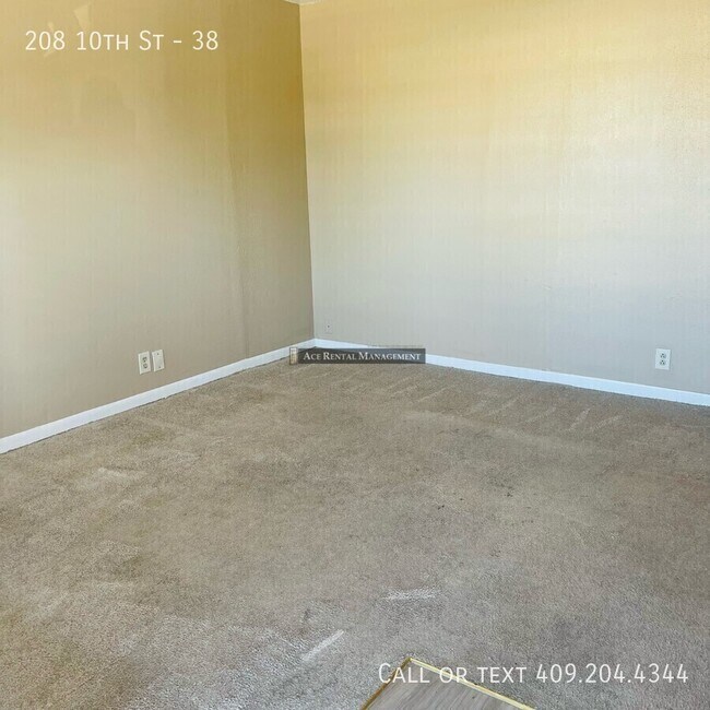 Building Photo - 208 S 10th St