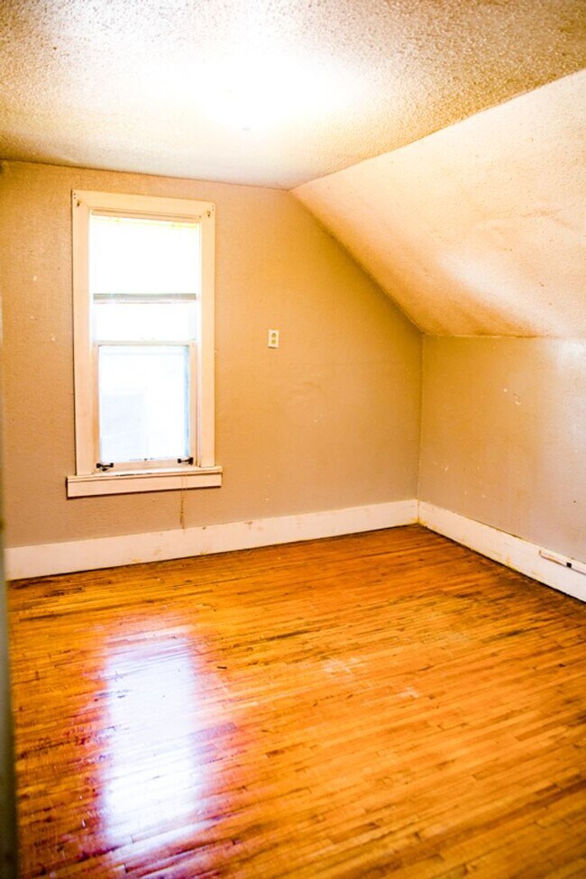 Building Photo - 5 Bed 2 Bath Como House Available September 2026