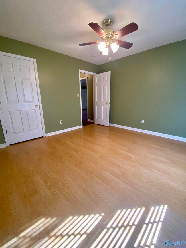 Building Photo - 242 Comet Dr