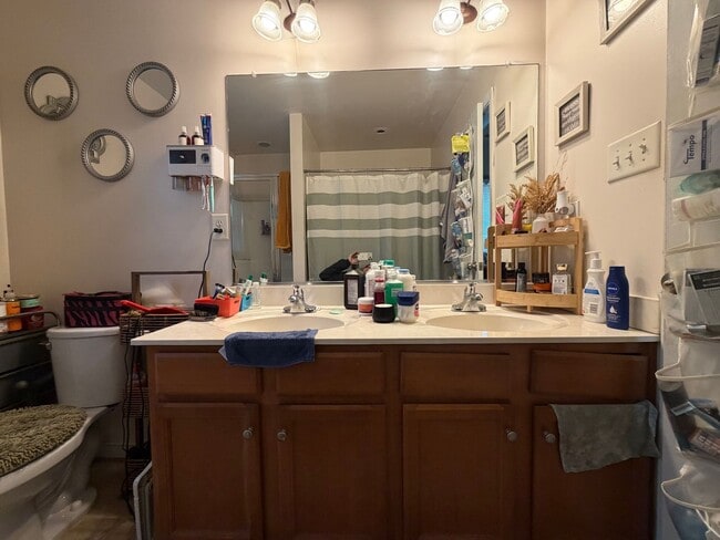 Building Photo - 3 Bdrm/2.5 Bth Home Located Close to I-95