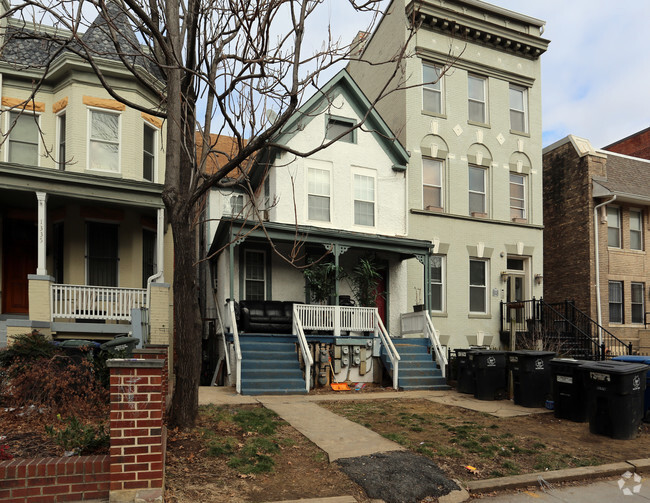 Primary Photo - 1333 Kenyon St NW