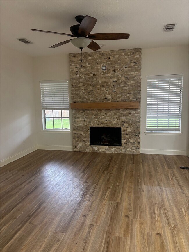 Building Photo - 1811 Emerald Lake Ct