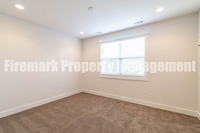 Building Photo - MOVE IN SPECIAL: $1,000 OFF FIRST MONTHS R...