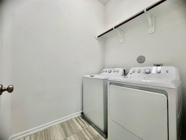 Building Photo - 8758 Laurel Crest Dr