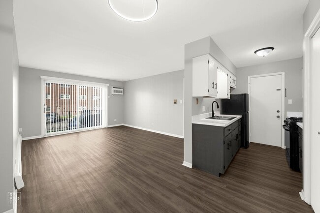Building Photo - Woodland Court Apartments