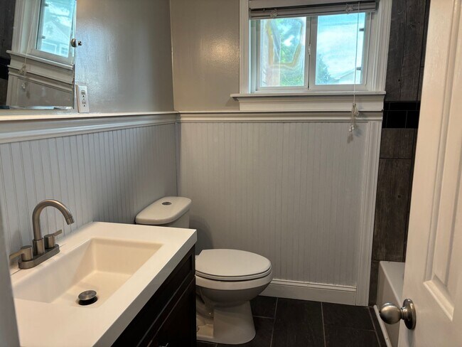 Building Photo - 114 Crescent Dr
