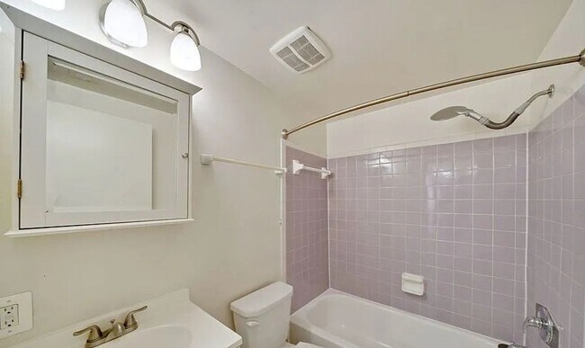 Building Photo - Bright & Spacious 3BR/2BA in the Heart of Columbia Heights