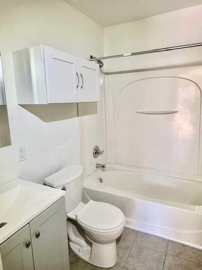 Building Photo - Recently Renovated 2 Bedroom 1 Bath Home AVAILABLE SOON!