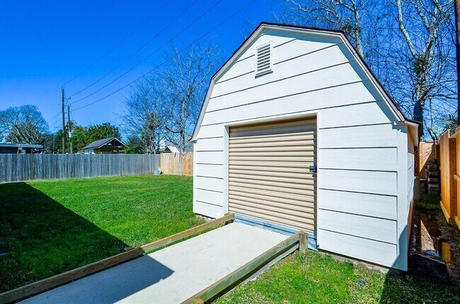 Building Photo - 7203 Sharpsburg Dr