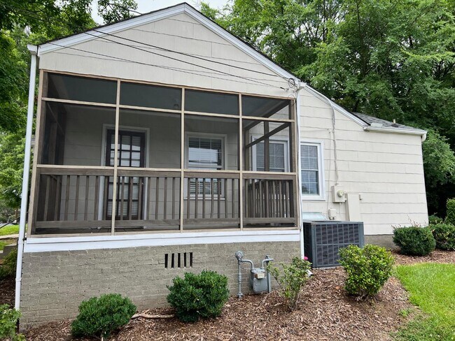 Building Photo - 909 Poplar St