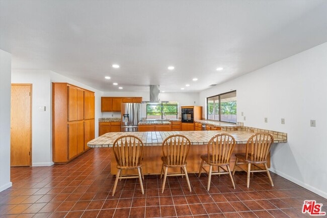 Building Photo - 44310 Vía Barranca