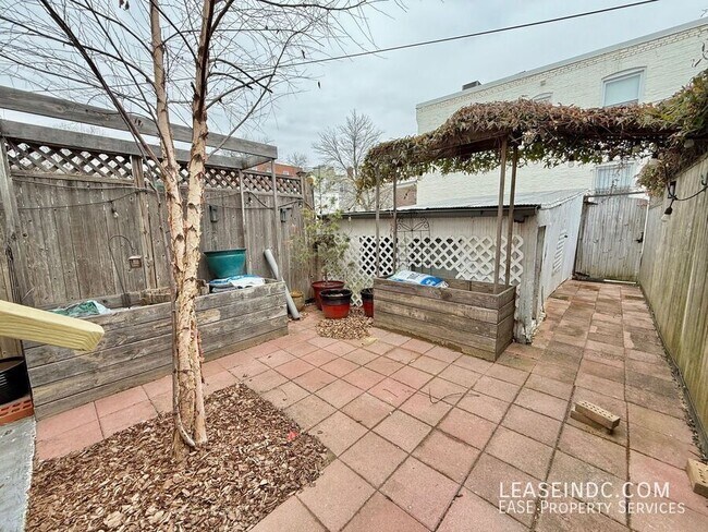 Building Photo - 304 16th St SE