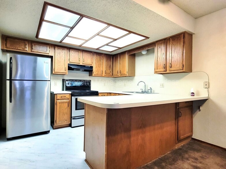 Building Photo - 14011 Fairhill Ave