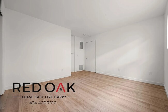 Building Photo - Incredibly Bright and Spacious Two Bedroom...