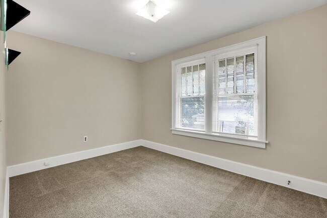 Building Photo - 461-463 Reinhard Ave