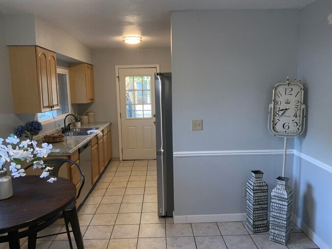 Building Photo - 137 N Cherry St