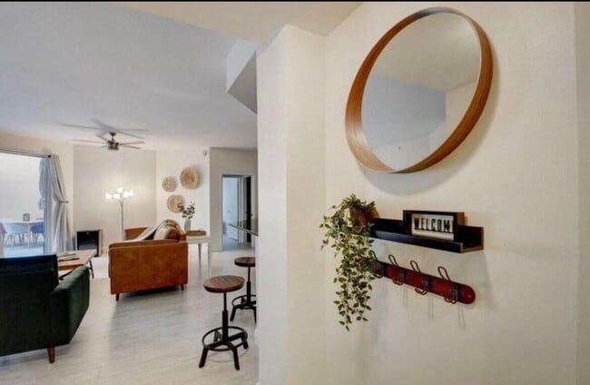 Building Photo - 802 W Windward Way