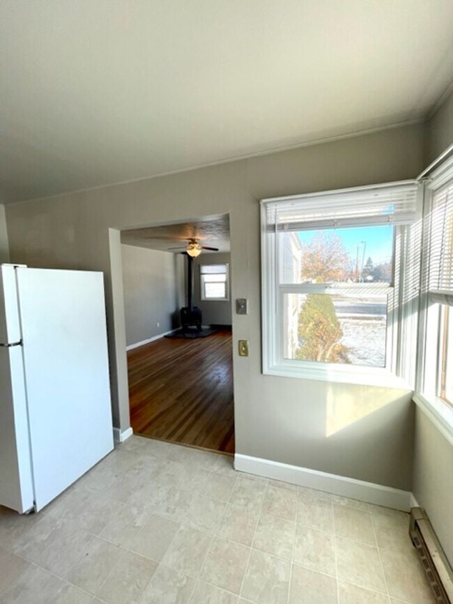 Building Photo - Charming Downtown Redmond Home with Huge Fenced Yard & Garage!