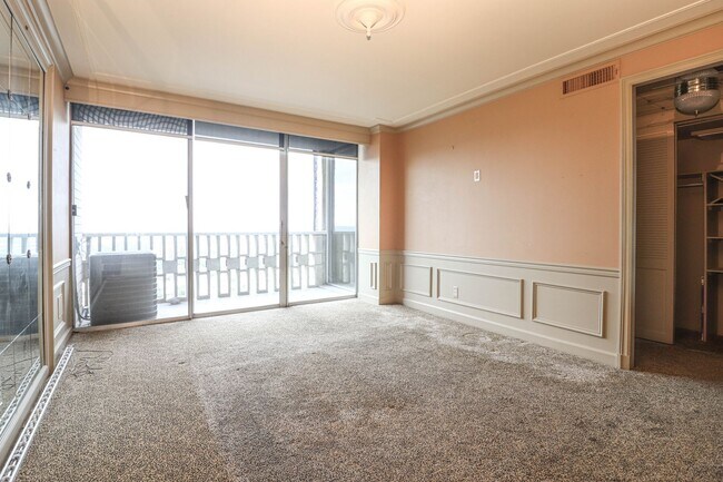Building Photo - Liberty Towers condo