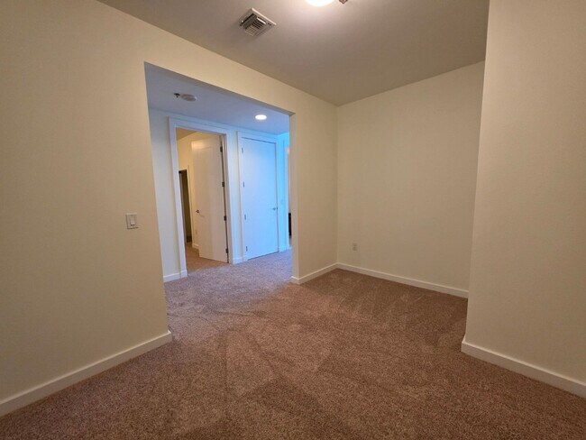 Building Photo - Fantastice High Rise with Full City Views!