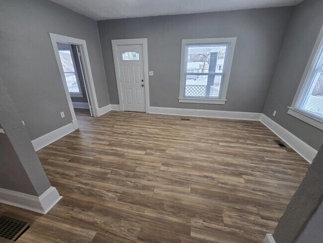 Building Photo - 104 N Evanston Ave