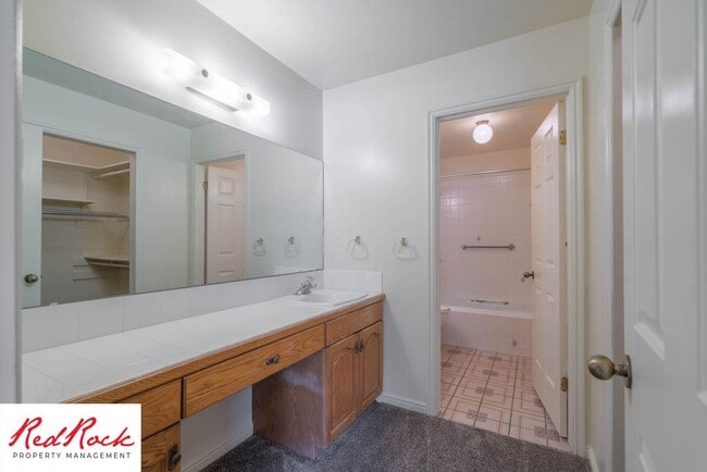 Building Photo - 3 Bedroom End Unit Home in Downtown St. George