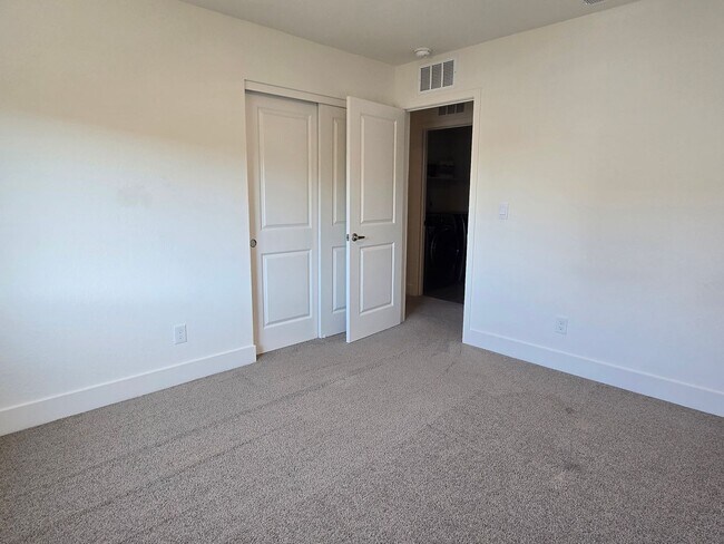 Building Photo - Newer 2 story home in Stonebrook Village- ...