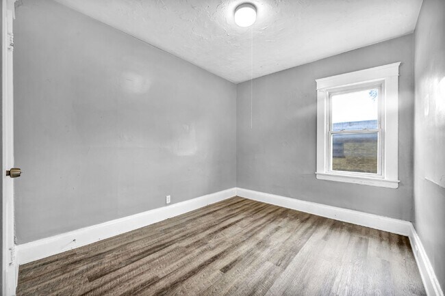 Building Photo - Newly renovated 4 bedroom HALF OFF MAY RENT