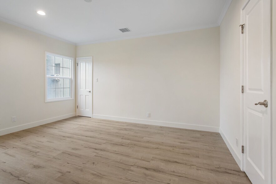 Building Photo - 10526 Eastborne Ave