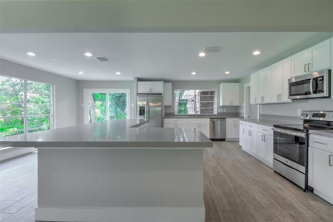Building Photo - 915 Brook Forest Dr