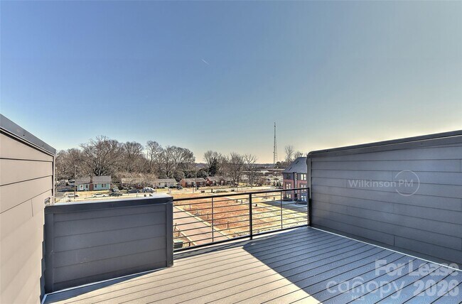 Building Photo - 2204 Northend Dr