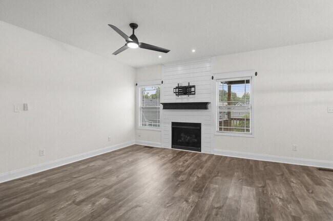 Building Photo - 525 Woodtrace Dr