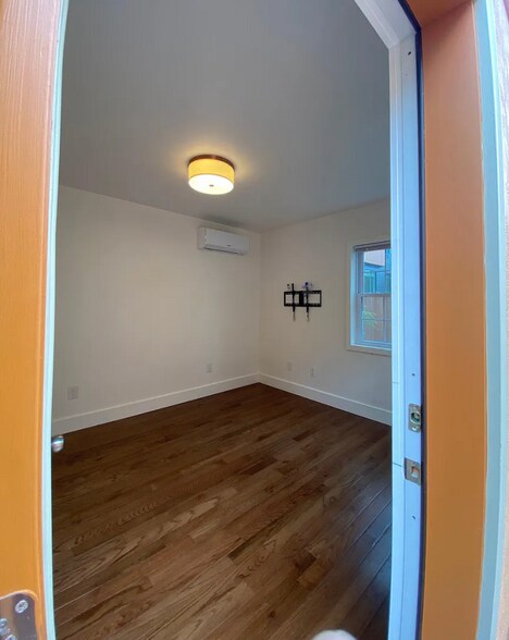 Detached office studio indoor - 7955 SE Milwaukie Ave