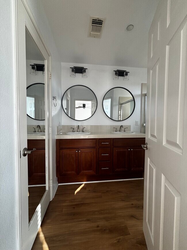 Building Photo - 2727 Bellezza Dr