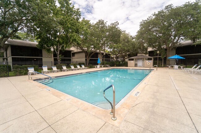 Building Photo - Comfortable Condo Living in St. Augustine Shores