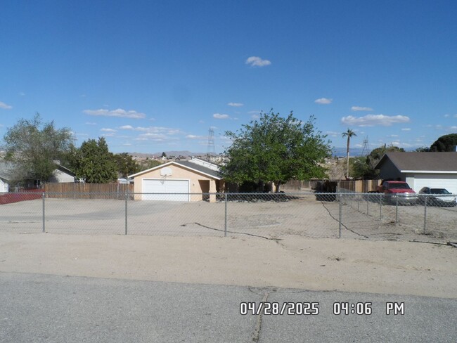 Building Photo - 3 Bedrooms, 2 Bathroom, Large Fully Fenced...