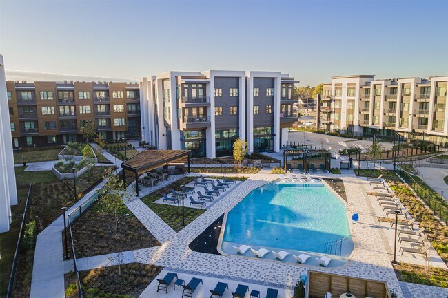 Building Photo - 10505 Deerwood Rd