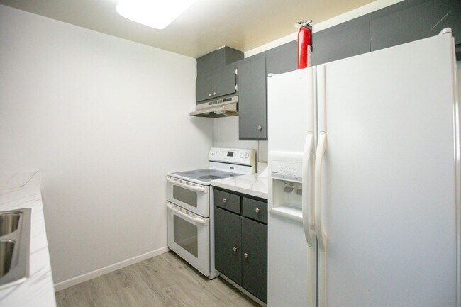 Building Photo - *** 3 Bedroom Woodburn home available now ***