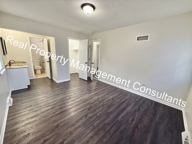 Building Photo - Beautifully Updated Split-Level Home in Blue Springs