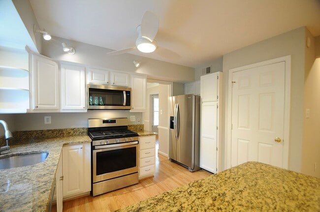 Building Photo - Classic 4 Bed 3.5 Single Family Home Sitti...