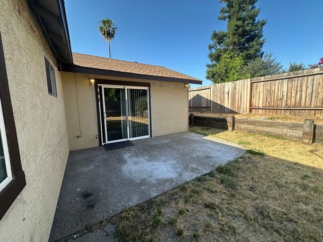 Building Photo - 3 Bedroom 2 Bathroom Home with Yard